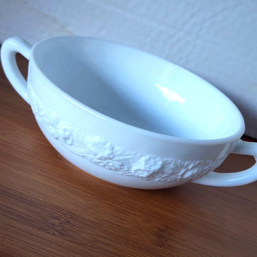Milkglass bowl double handled.
